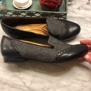 Naturalizer loafer style shoes